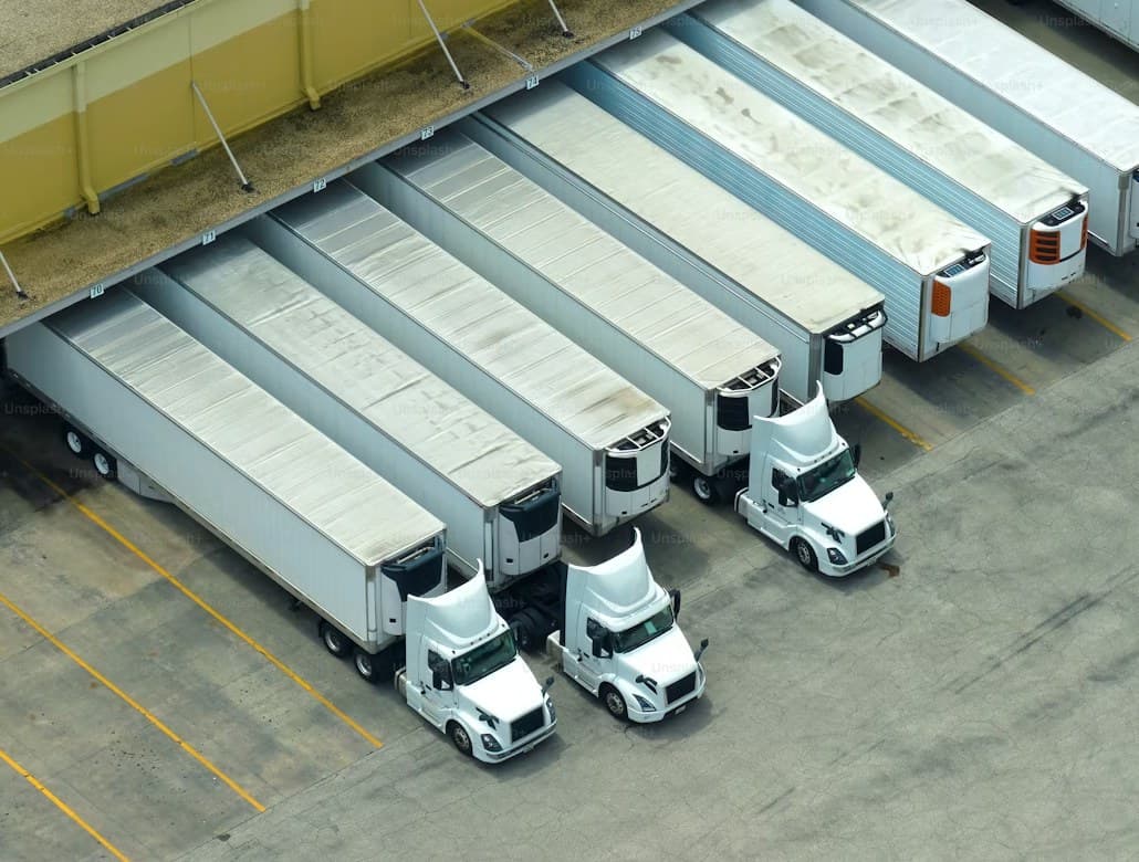 Aerial pohľad na loading docks s kamiónmi