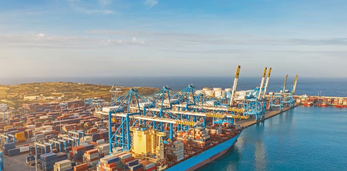 Aerial pohľad na container ship a prístavné žeriavy